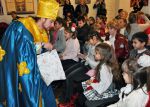 Святий Миколай роздава слухняним діткам подарунки